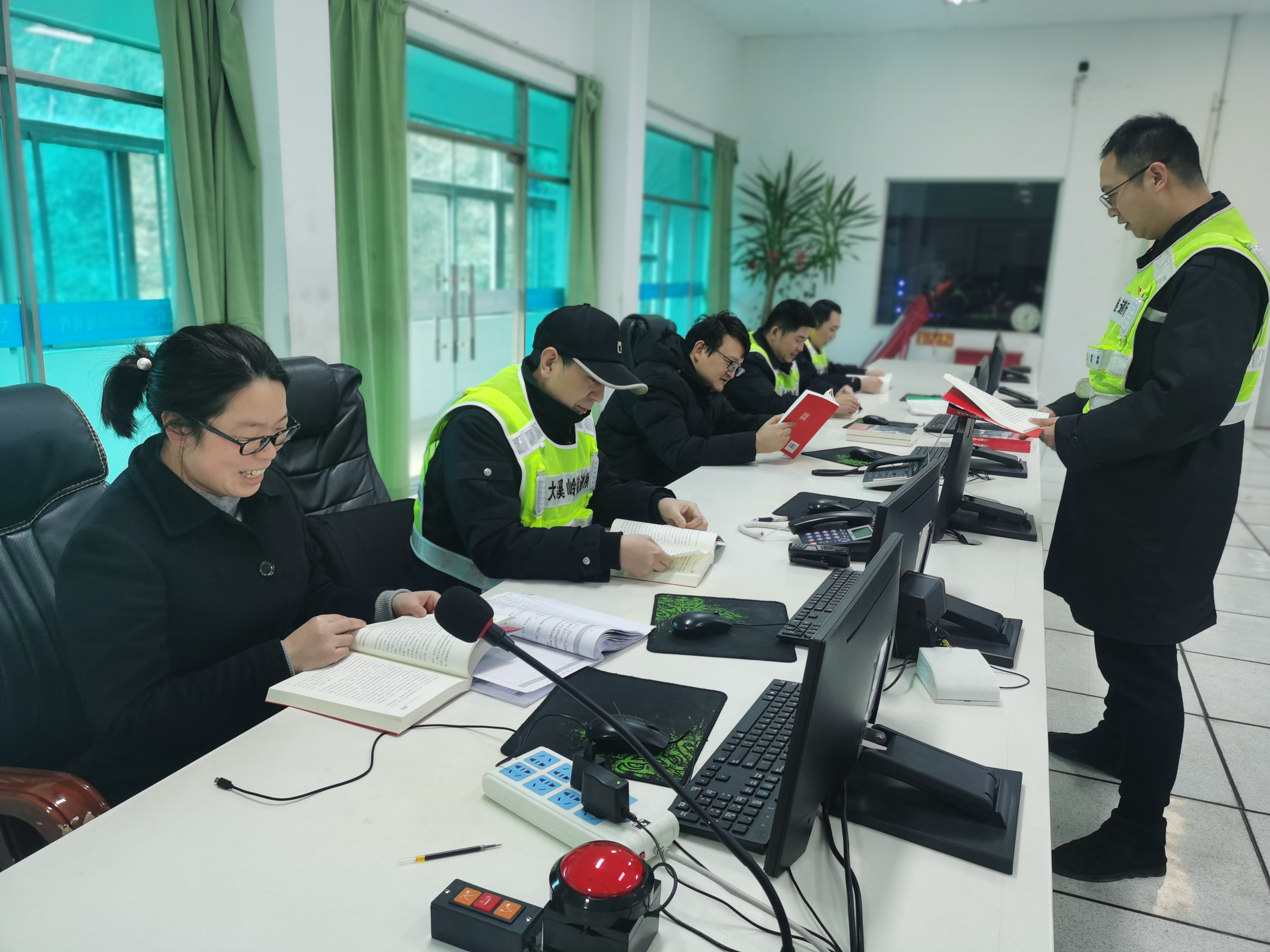 1645691215947816.jpg 2022.02.17圖為執(zhí)勤三隊(duì)在班前講評(píng)時(shí)學(xué)習(xí)《習(xí)近平在浙江》 陳智慧攝.jpg