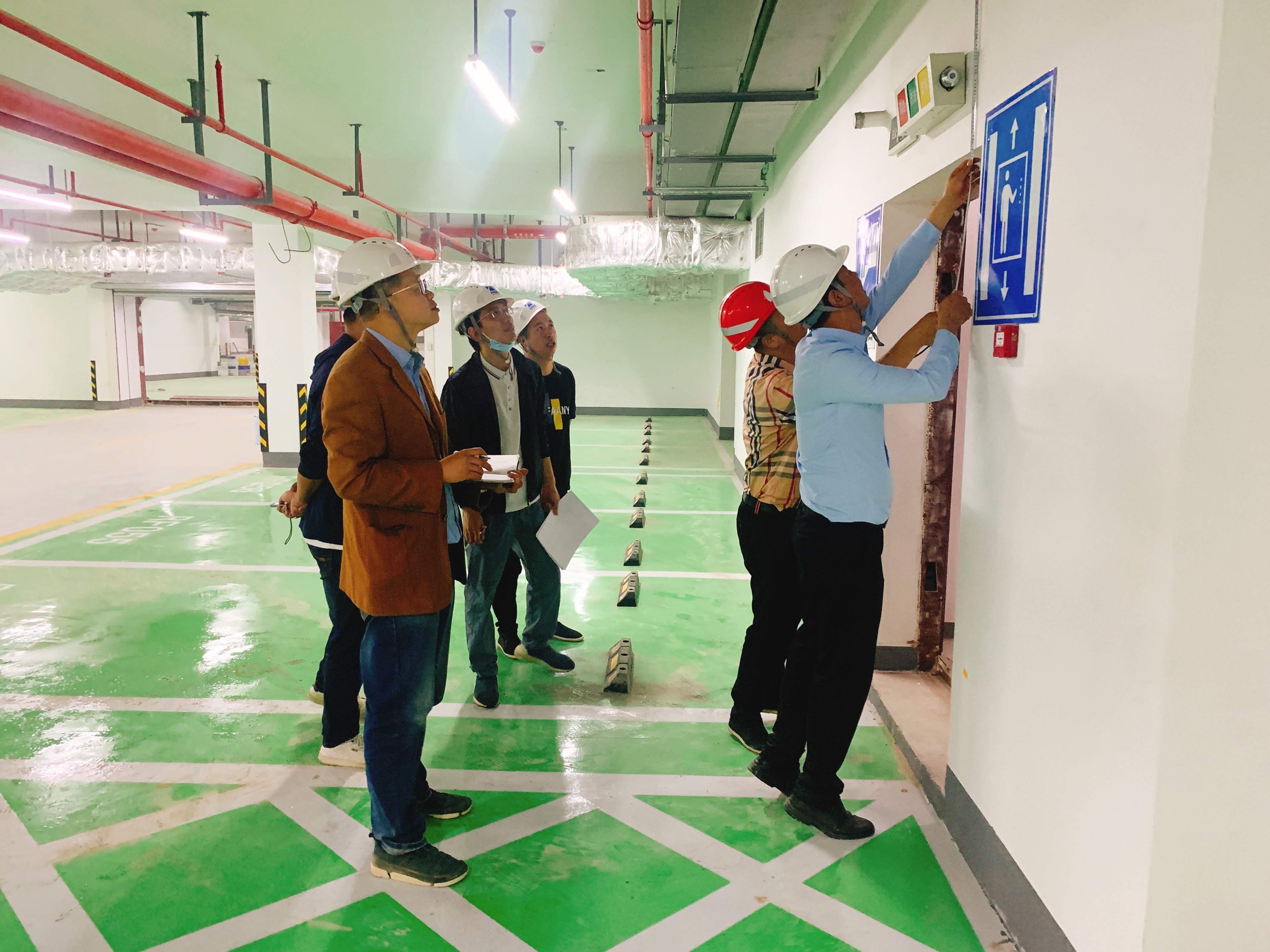 1652861445914050.jpg 圖為工程骨干排查現(xiàn)場1.jpg